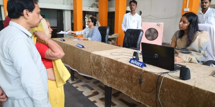 कलेक्टर श्रीमती शीतला पटले को अपनी समस्यायें बताई और आवेदन दिये। जनसुनवाई में आये 136 आवेदन