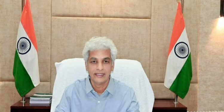 किसानों से समर्थन मूल्य पर उपार्जित गेहूँ, चना और मूंग के भंडारण में अनियमितता के मामले में कलेक्टर दीपक सक्सेना के निर्देश पर दो गोदामों के संचालकों के विरुद्ध चरगंवा थाने में धारा 420 और 34 के तहत एफआईआर दर्ज