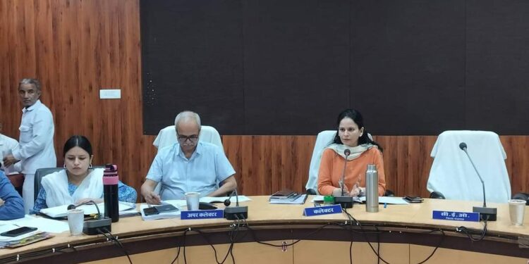 6 माह से अधिक समय तक नामांतरण के प्रकरण लम्बित न रहें – कलेक्टर  राजस्व अधिकारियों की बैठक में कलेक्टर के निर्देश