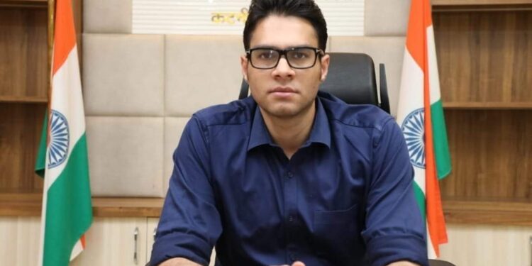 कलेक्टर श्री प्रसाद ने निजी स्कूलों में फर्जी आई एस बी एन नंबर की पाठ्य-पुस्तकों और मध्यप्रदेश निजी विद्यालय फीस नियमो की जांच हेतु 30 अधिकारियों का दल किया गठित