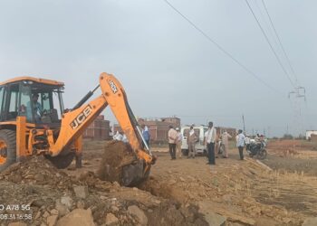पत्रकारों की मुहिम लाई रंग,नाले के अतिक्रमण को बुलडोजर से हटा कर किया गया गहरी करण  जिला कलेक्टर के निर्देशन पर एसडीएम संजय कुमार नागवंशी मौके पर खड़े होकर करवाई कार्यवाही