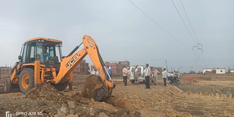 पत्रकारों की मुहिम लाई रंग,नाले के अतिक्रमण को बुलडोजर से हटा कर किया गया गहरी करण  जिला कलेक्टर के निर्देशन पर एसडीएम संजय कुमार नागवंशी मौके पर खड़े होकर करवाई कार्यवाही