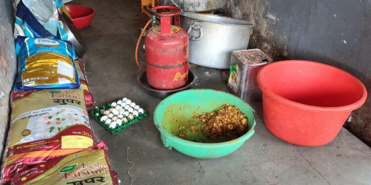 रेलवे फूड कैटरर्स के निर्माण इकाइयों पर प्रशासन की छापामार से हड़कंप,सामग्रियों के लिए सैंपल,रेल्वे प्रतिष्ठान के लिए भारी गंदगी में भोजन निर्माण का मामला उजागर,जारी किए नोटिस…. वीडियो