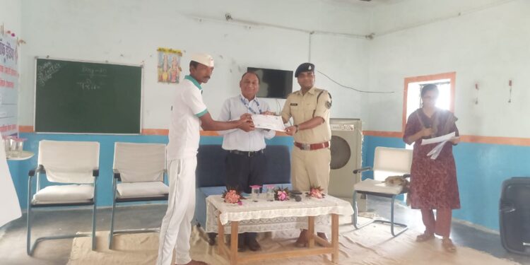 केन्द्रीय जेल नर्मदापुरम के 20 बंदियों को एनवलप (लिफाफा), फाइल फोल्डर निर्माण प्रशिक्षण उपरान्त समापन के अवसर पर ग्रामीण विकास मंत्रालय भारत सरकार का प्रमाण पत्र प्रदाय किया गया…