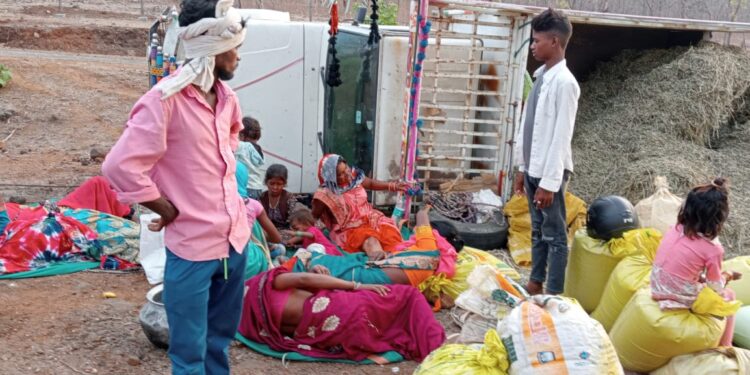 गोराखाल के पास पिकअप वाहन पलटा