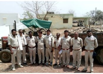 खुरई वन विभाग की टीम ने पकड़ा अवैध पत्थर उत्खनन कर ले जाता ट्रैक्टर