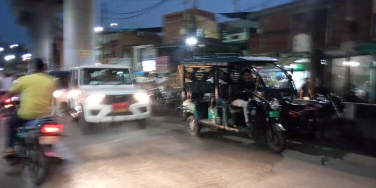 मिशन चौक से आज़ाद चौक मार्ग मे लग रहा जाम,