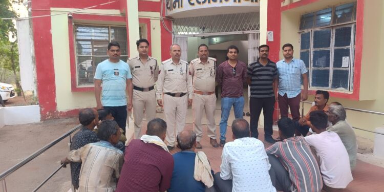 जुआड़ियो एवं सटोरियो के खिलाफ प्रहार  पैसे-रूपयो का दाव लगाकर जुआ खेलने वाले एवं सट्टा पट्टी काटने वाले आरोपी थाना स्लीमानबाद पुलिस की गिरफ्त मे