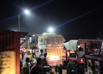 पिकअप से सवारी ढोने पर की कार्रवाई