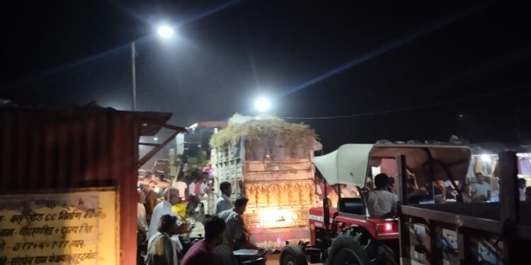 पिकअप से सवारी ढोने पर की कार्रवाई