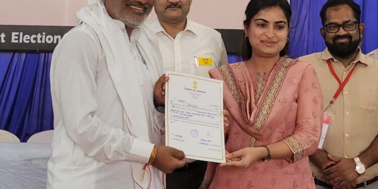 भाजपा प्रत्याशी दर्शन सिंह चौधरी ने होशंगाबाद संसदीय सीट पर कांग्रेस के संजय शर्मा को हराया,जिला निर्वाचन अधिकारी ने भाजपा प्रत्‍याशी को जीत का प्रमाण पत्र प्रदान किया,भाजपा में हर्ष का माहौल…