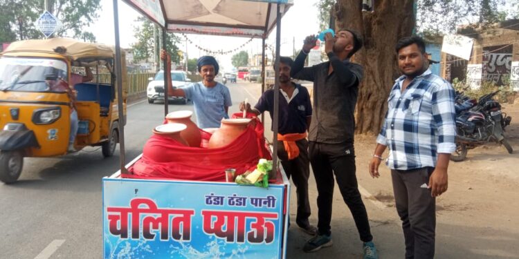 जन सेवा, भीषण गर्मी के मौसम मे कटनी सीमेंट व्यापारी संघ के द्वारा चालित प्याऊ के माध्यम से काम के लिए बाहर निकले राहगिरो को पिलाया जा रहा ठण्डा पानी