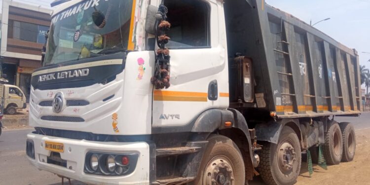 तेज रफ्तार से चला रहे बस चालक की लापरवाही, ओवर टेक करने पर बालू से लोड हाईवा से टक्कर मारते हुआ फरार VIDEO