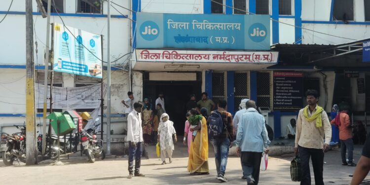 ज़िला अस्पताल में मरीज से पैसा लेने एवं गलत इंजेक्शन लगाने वाले वार्ड बॉय को किया निलंबित..!