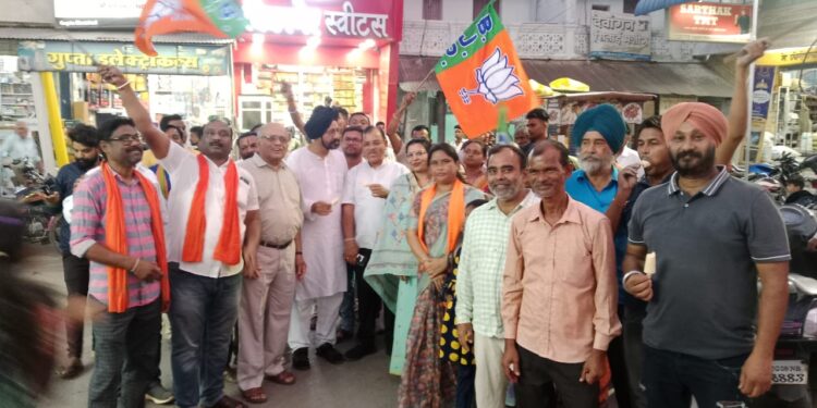 *सांसद संतोष पाण्डेय की जीत से कार्यकर्ताओ में दिखा उत्साह ढोल धमाके,मिठाई बांट,आतिबाजीजी कर मनाई खुशी*