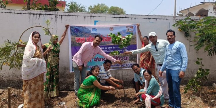 एसडीएम ने खाली करवाया सरकारी जमीन लगवाया बोर्ड खुली कोर्ट लगाकर ग्रामीणो की सूनी समस्याएं लोगों में हर्ष चहनियां चन्दौली