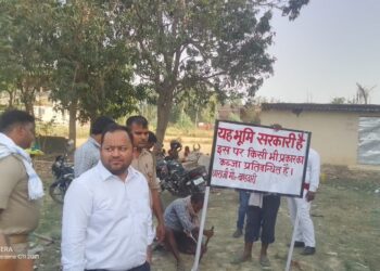 एसडीएम ने खाली करवाया सरकारी जमीन लगवाया बोर्ड खुली कोर्ट लगाकर ग्रामीणो की सूनी समस्याएं लोगों में हर्ष चहनियां चन्दौली