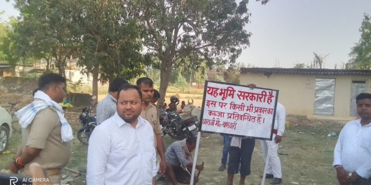 एसडीएम ने खाली करवाया सरकारी जमीन लगवाया बोर्ड खुली कोर्ट लगाकर ग्रामीणो की सूनी समस्याएं लोगों में हर्ष चहनियां चन्दौली