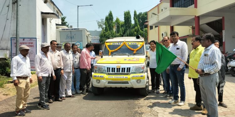 मलेरिया निरोधक माह के अन्तर्गत मलेरिया से बचाव के प्रति जन जागरूकता हेतु मलेरिया रथ को मुख्य चिकित्सा एवं स्वास्थ्य अधिकारी ने हरी झंडी दिखाकर किया रवाना