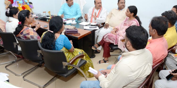 *केन्ट विधानसभा क्षेत्र के विधायक अशोक ईश्वरदास रोहाणी की पहल पर महापौर कार्यालय में आयोजित हुई समीक्षा बैठक एवं भविष्य का ब्लू प्रिंट*