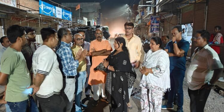 *महापौर प्रीति संजीव सूरी ने रात में सडक निर्माण का किया औंचक निरीक्षण*