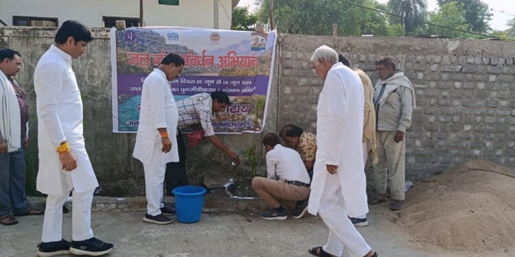 विधायक डॉ.सीतासरन शर्मा ने जल गंगा संवर्धन अभियान के अंतर्गत किया वृक्षारोपण..