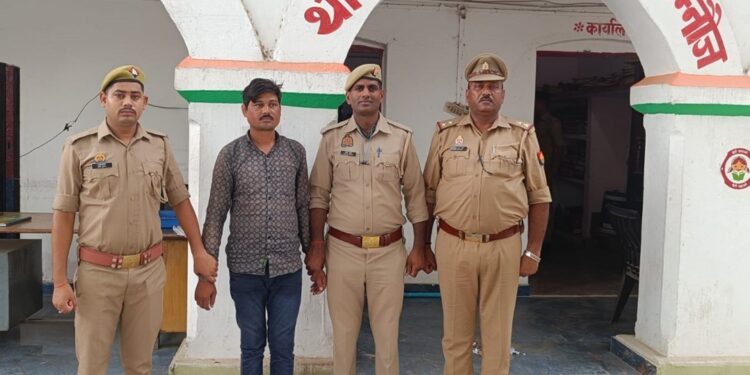 *थाना ठठिया पुलिस द्वारा बलात्कार के मुकदमे में वांछित एक नफर अभियुक्त को किया गया गिरफ्तार।*
