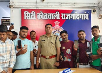 *राजनांदगाँव थाना सिटी कोतवाली पुलिस की कार्यवाही अलग अलग स्थानो से गुम हुए एंड्राइड मोबाइल फोन 36 नग किमती 6.00000 रूपये को ढुंढ कर प्रार्थियों को सुपूर्द किया गया।*