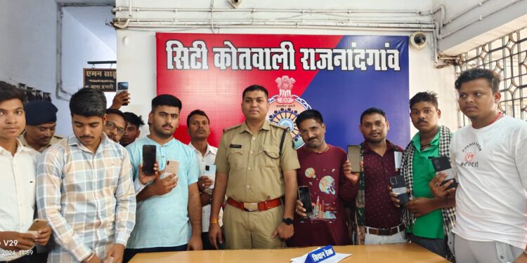 *राजनांदगाँव थाना सिटी कोतवाली पुलिस की कार्यवाही अलग अलग स्थानो से गुम हुए एंड्राइड मोबाइल फोन 36 नग किमती 6.00000 रूपये को ढुंढ कर प्रार्थियों को सुपूर्द किया गया।*