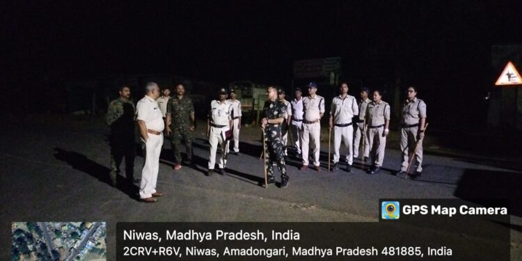 *दिनांक 15 व 16 जून के दरमियानी रात पुरे प्रदेश में की गयी कॉबिंग गस्त, मंडला 381पुलिस जवानों ने किया गस्त*  *नाईट कांबिग आपरेशन में 06 राजपत्रित अधिकारी 13 टीआई, 28 उपनिरीक्षक सहित 381 रहें शामिल*  *मंडला पुलिस द्वारा वारंटियों तथा फरार अपराधियों की गिरफ्तारी व असमाजिक तत्वों के विरुद्ध चलाया गया “नाईट कॉबिंग ऑपरेशन”*