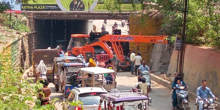 कटनी ग्रेड सेपरेटर के कार्य मे सागर पुलिया के नीचे लग रहा जाम