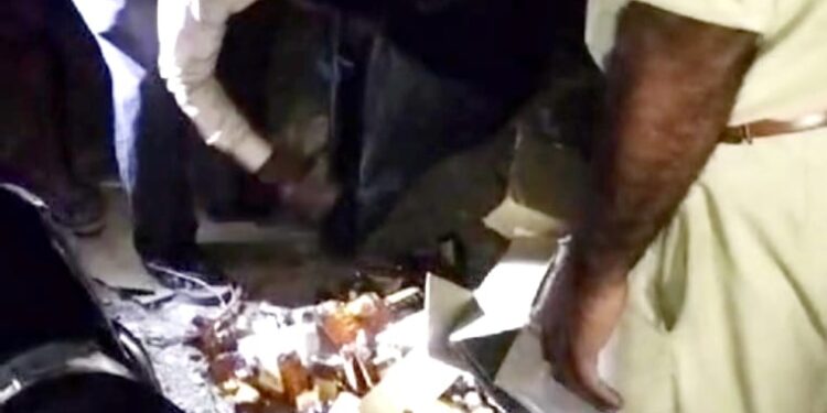 अवैध शराब ले जा रहे वाहन को विश्व हिन्दू परिषद और बजरंग दल के कार्यकर्ताओं और सरपंच संघ ने पकड़ा,,,,