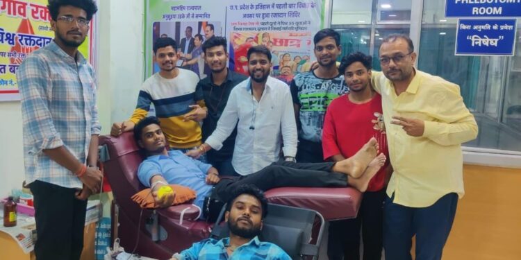 *डोंगरगढ धर्मनगरी के युवाओ ने विश्व रक्तदाता दिवस पर किया रक्तदान*