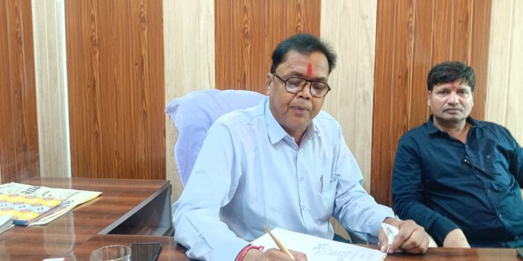 मंगलवार को नवागत सी एम ओ पदम जैन ने नगर परिषद बंडा का पद भार ग्रहण किया।