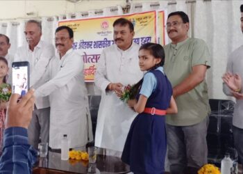 *प्रवेशोत्सव कार्यक्रम में विद्यार्थियों को वितरित की गई पाठ्य पुस्तकें*