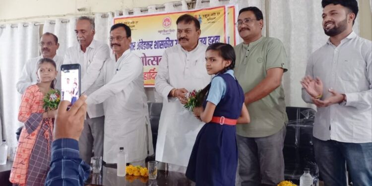 *प्रवेशोत्सव कार्यक्रम में विद्यार्थियों को वितरित की गई पाठ्य पुस्तकें*