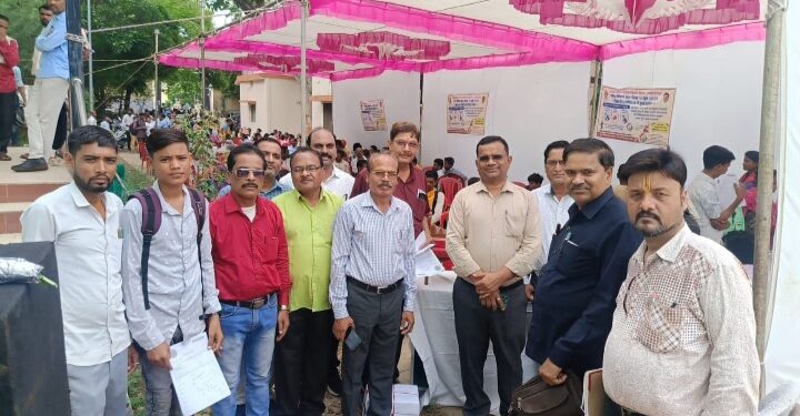 *पी.आर मसराम छात्रावास अधीक्षक खमरा के द्वारा विश्व सिकल सेल एनीमिया जांच शिविर में विशेष योगदान रहा*