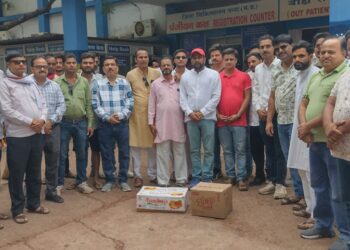 युवक कांग्रेस ने मरीजों को फल बाटकर व रक्तदान कर मनाया राहुल गांधी का जन्मदिन