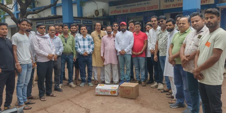 युवक कांग्रेस ने मरीजों को फल बाटकर व रक्तदान कर मनाया राहुल गांधी का जन्मदिन