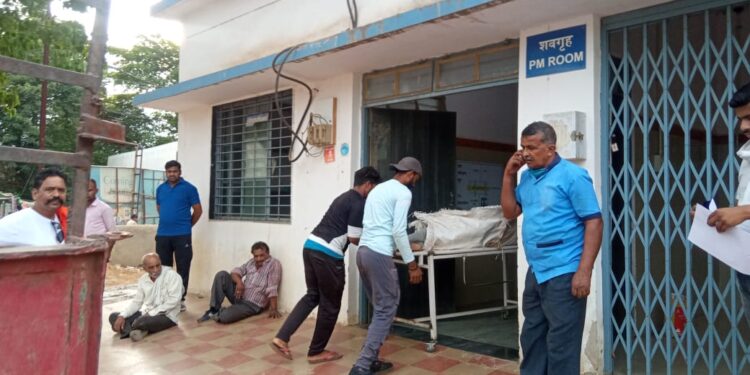 रेल से गिर कर हुई युवक की मौत, खिरहनी पुलिस के द्वारा शव को बरामद कर पी एम कार्यवाही के लिए जिला अस्पताल भिजवाया