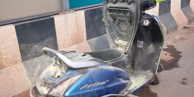 मिशन चौक ओवर ब्रिज के उपर अचानक चलती स्कूटी मे लगी आग, पिता पुत्री दोनो ने रेत डालकर आग बुझाया