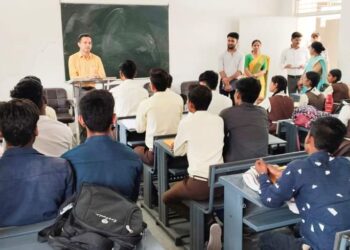 *स्कूली पाठ्यक्रम के साथ-साथ विद्यार्थी अपना सामान्य ज्ञान भी बढ़ाएं* *कलेक्टर श्री सिंह ने उत्कृष्ट स्कूल की कक्षा 12 वी के विद्यार्थियों को दिया मार्गदर्शन*