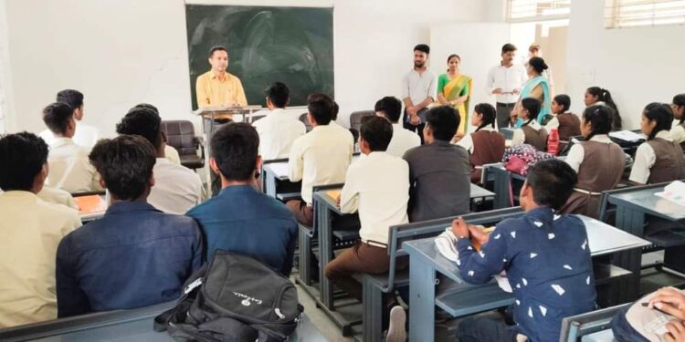 *स्कूली पाठ्यक्रम के साथ-साथ विद्यार्थी अपना सामान्य ज्ञान भी बढ़ाएं* *कलेक्टर श्री सिंह ने उत्कृष्ट स्कूल की कक्षा 12 वी के विद्यार्थियों को दिया मार्गदर्शन*