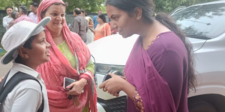 *वर्षाऋतु के दौरान कहीं भी जल प्लावन की स्थिति निर्मित न हो – निगमायुक्त प्रीति यादव*  रानीताल खेल परिसर का निरीक्षण करते समय निगमायुक्त श्रीमती प्रीति यादव ने  बाल खिलाड़ी को दुलारते हुए शुभकामनाएं दीं।