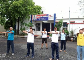 विश्व योग दिवस पर…! थाना प्रभारी एवं ने पुलिस साथियों के साथ किया योगाभ्यास…।