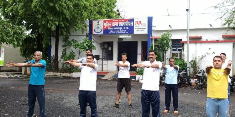 विश्व योग दिवस पर…! थाना प्रभारी एवं ने पुलिस साथियों के साथ किया योगाभ्यास…।