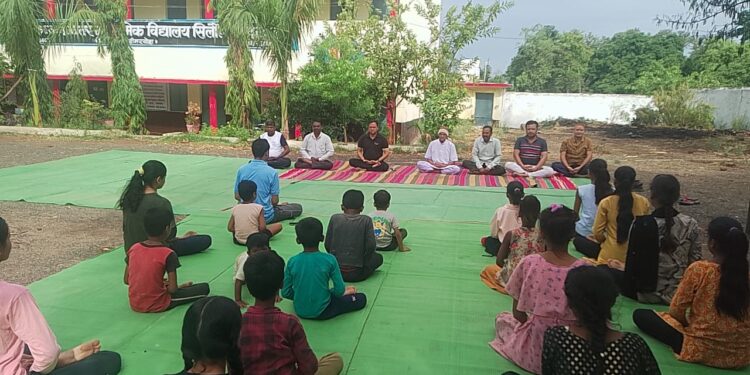 *शासकीय कन्या उच्चतर माध्यमिक विद्यालय सिलौंडी में हुआ योगाभ्यास*