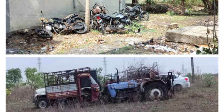 कालापीपल थाने पर नियमों की भेंट चढ़ रहे है लाखों के वाहन….। थाना प्रांगण में खडे विभिन्न अपराधों में जब्त लावारिस वाहन खा रहे जंग…।