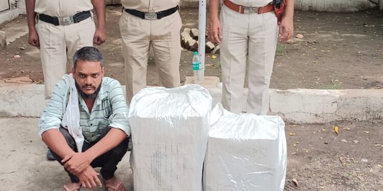 आबकारी विभाग की टीम ने रहवासी मकान से आरोपी सहित देशी शराब के 328 क्वार्टर किए जप्त,आबकारी अधिनियम की धारा 34 (2) के अंतर्गत आरोपी पर प्रकरण किया पंजीबद्ध….