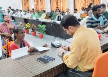 *कलेक्टर श्री सिंह ने जनसुनवाई में सुनी नागरिकों की समस्याएं*